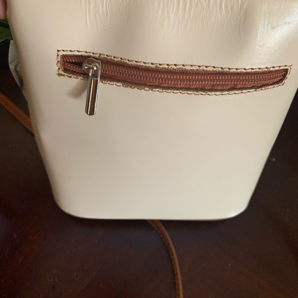Vera Pelle ITALIAN LEATHER Chic Cream and Tan Crossbody Bag with V-Shaped Zipper - Picture 3 of 10